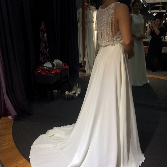 FLOWER DREAM A-line wedding dress, veil+hair decor - Picture 3 of 11